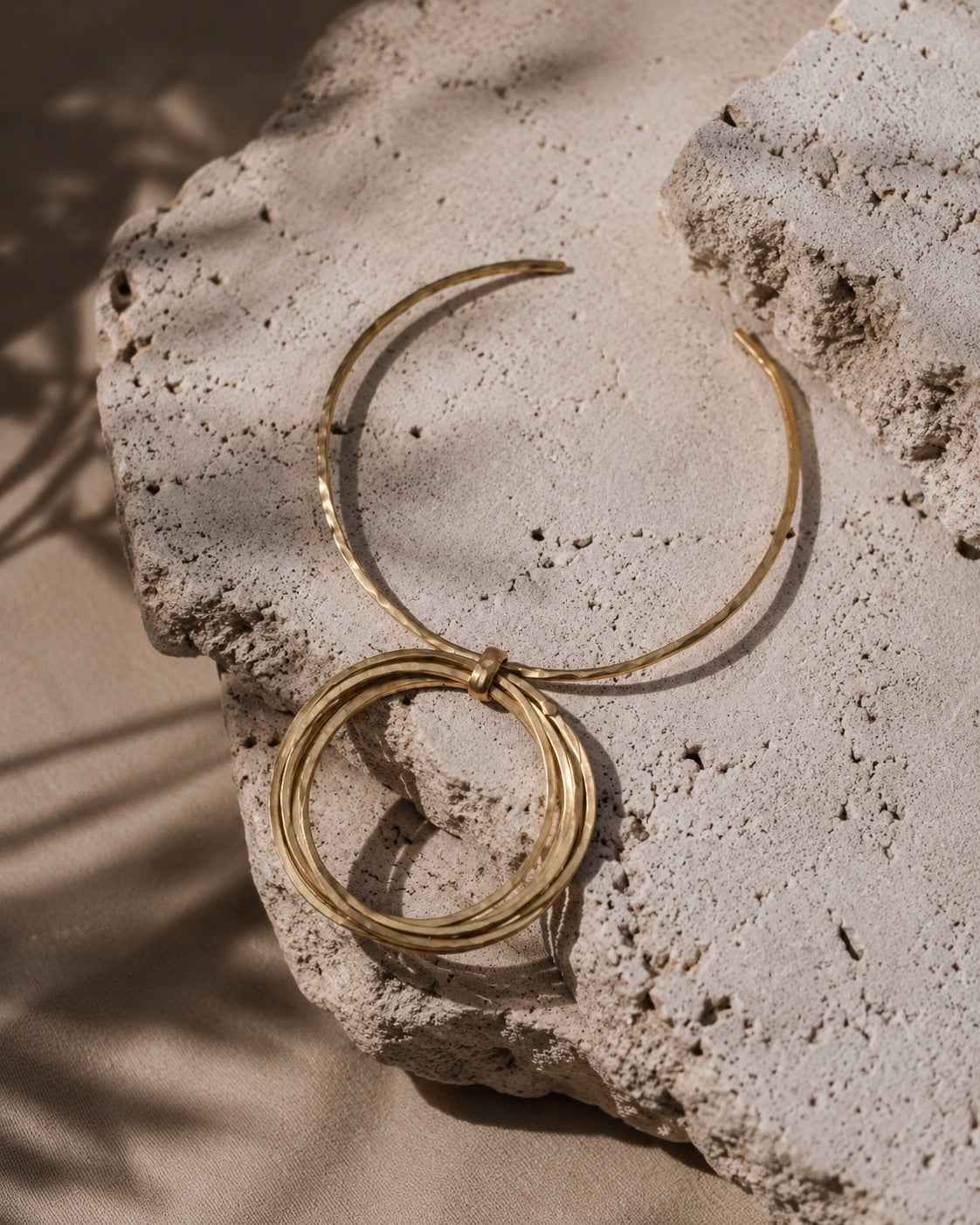 Rigid Choker with 6-Ring Pendant