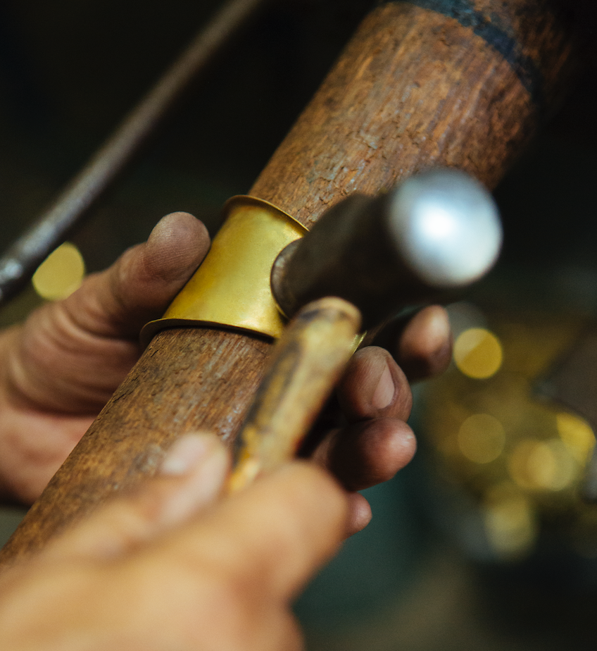 artesano joyero moldeando una pulsera de Olga Prieto