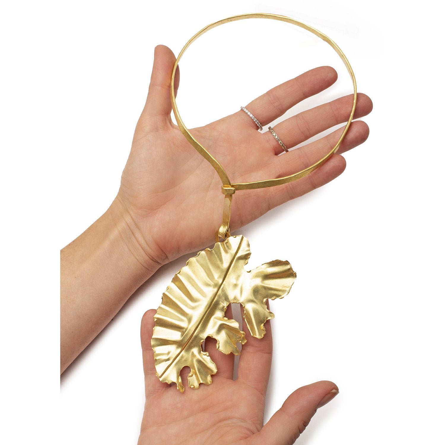 Rigid Choker with Leaf